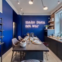 Iscrizione al neon all'interno della cucina