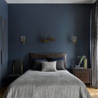 Dizajn spavaće sobe u sivo-plavim tonovima