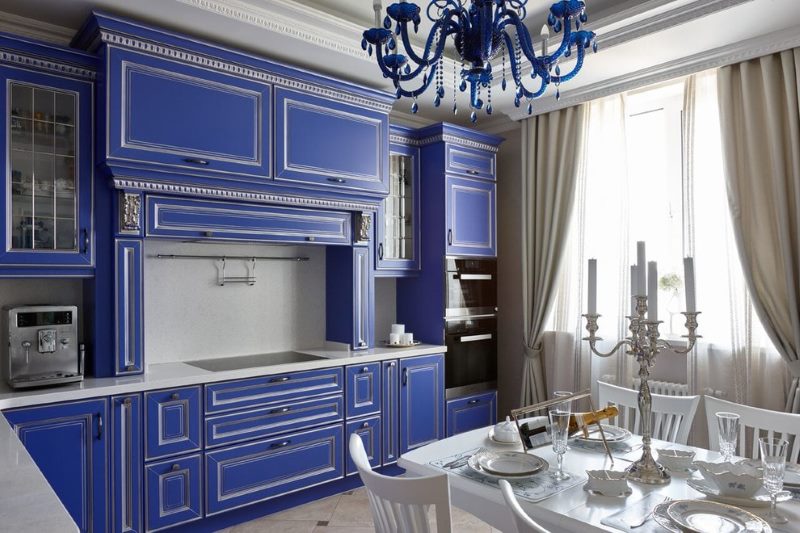 Cucina lineare con mobili blu