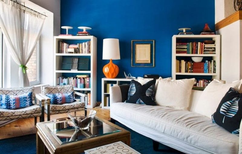 Bijela sofa u dnevnoj sobi s plavim podom i zidom