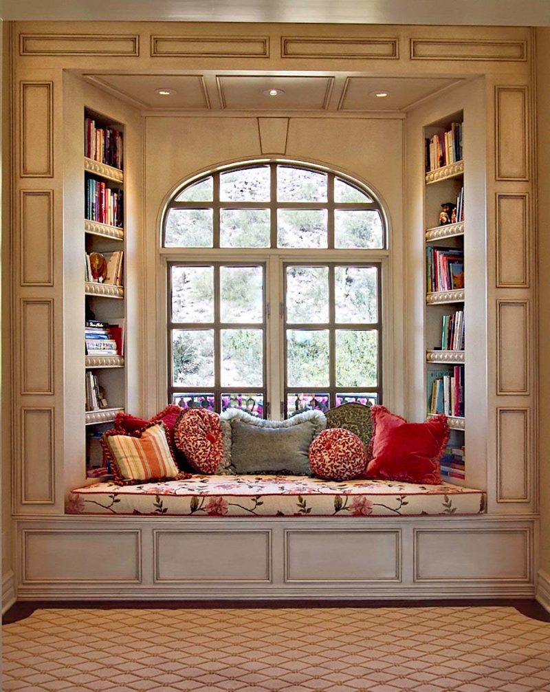 Mala sofa za čitanje knjiga u otvoru prozora
