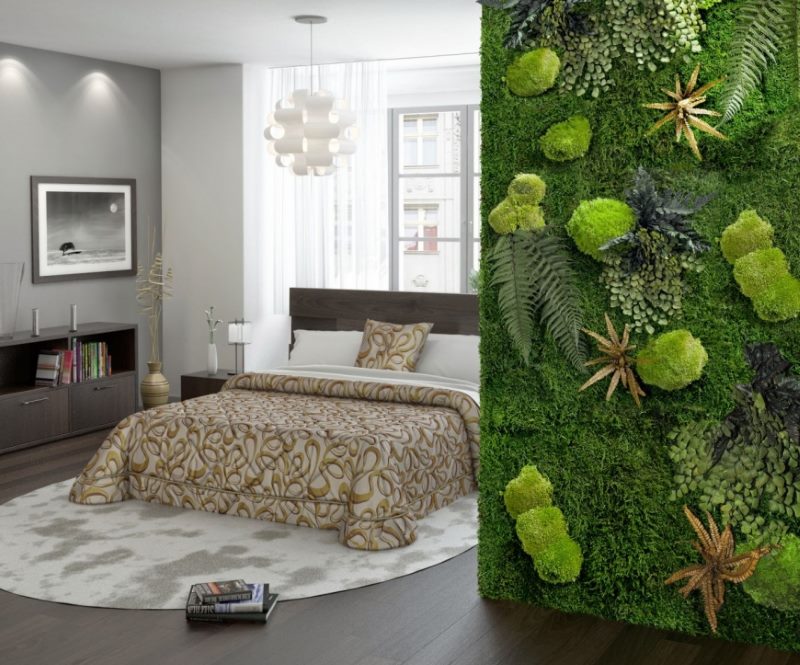 Zeleni zid žive mahovine u unutrašnjosti spavaće sobe
