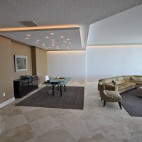 Minimalistički dizajn sive dnevne sobe