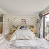 Finestra panoramica nella camera da letto con pavimento bianco