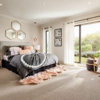 Dizajn spavaće sobe s panoramskim prozorom u privatnoj kući