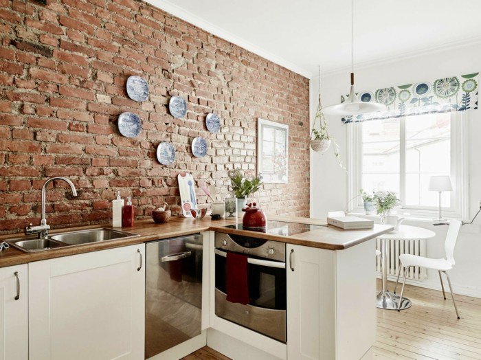 Intérieur d'une cuisine dans une maison aux murs de briques