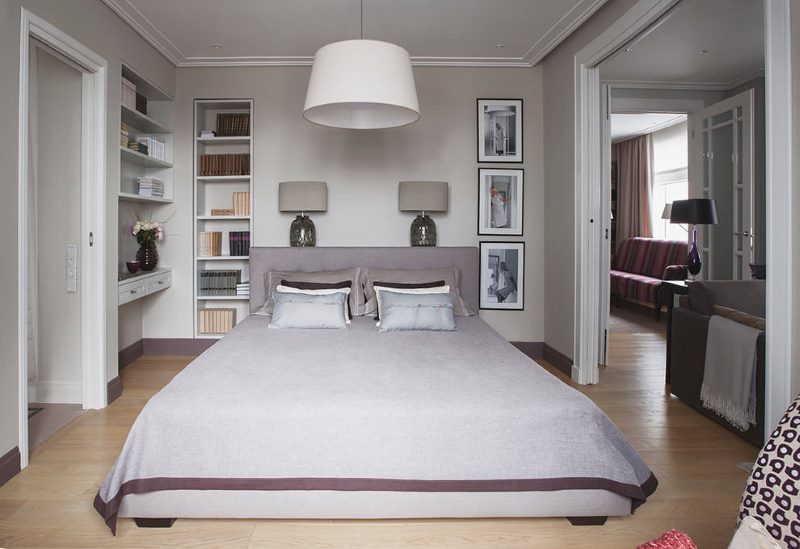 The combination of a light brown floor with a dark skirting board