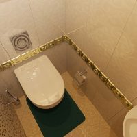 Gilded decor in the interior of the bathroom