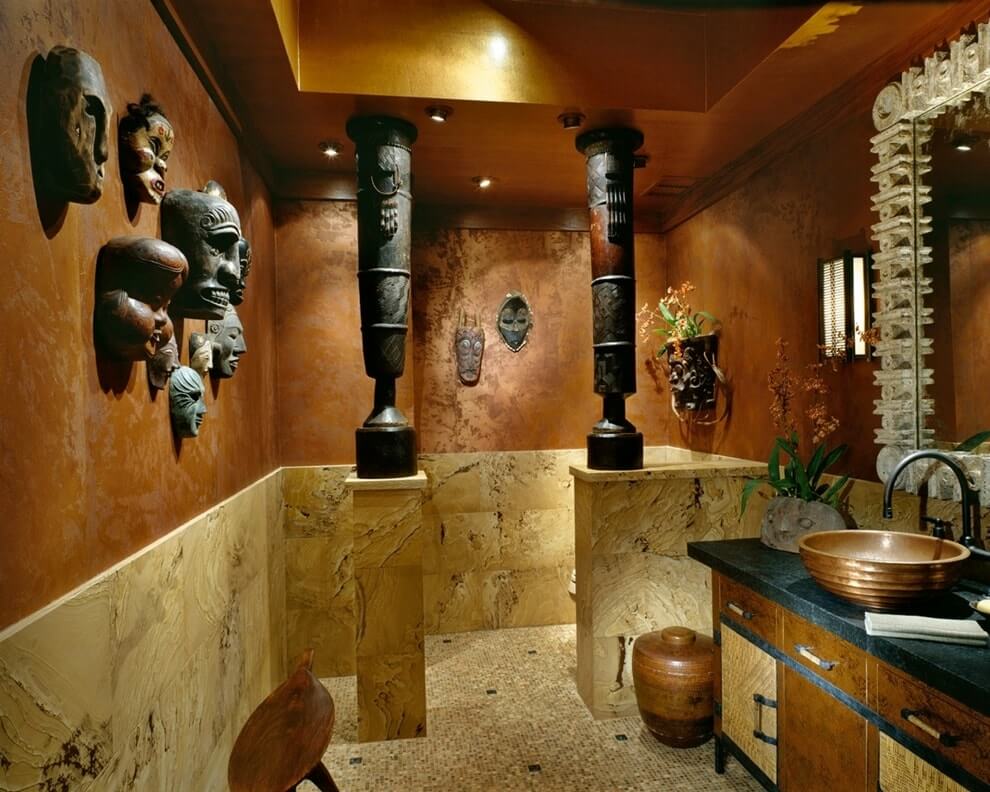 Maske afričkih idola na zidu kupaonice