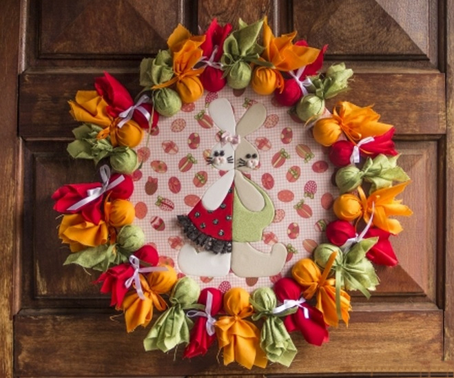 Decorazione porta con ghirlanda fatta in casa