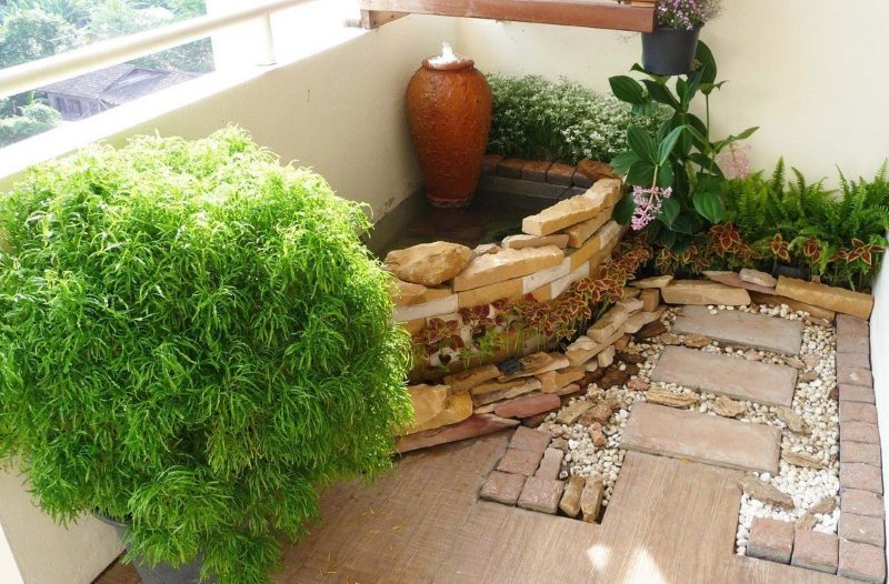 Decorazione del balcone di un monolocale nello stile di un giardino giapponese