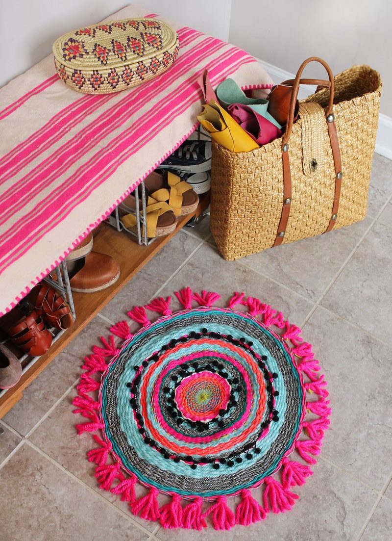Prekrasna pletena prostirka na podu hodnika