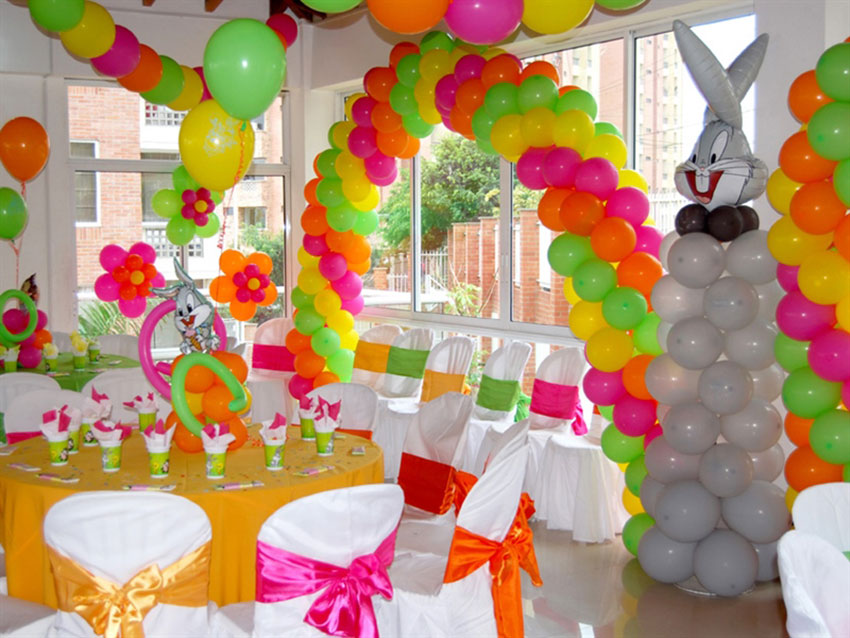 Room decorations with colorful balloons for a birthday