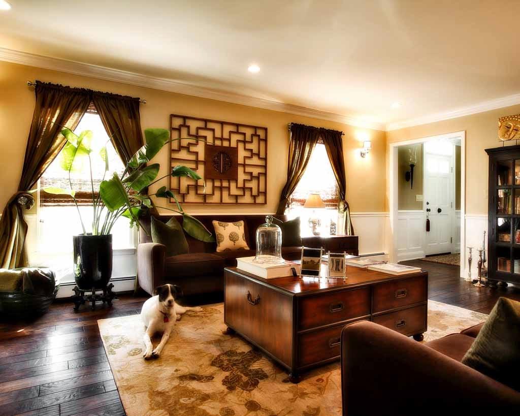 Murs jaune clair dans le salon avec meubles en bois