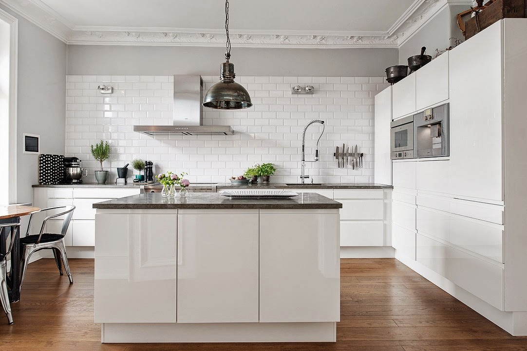 Interiore bianco della cucina in stile scandinavo