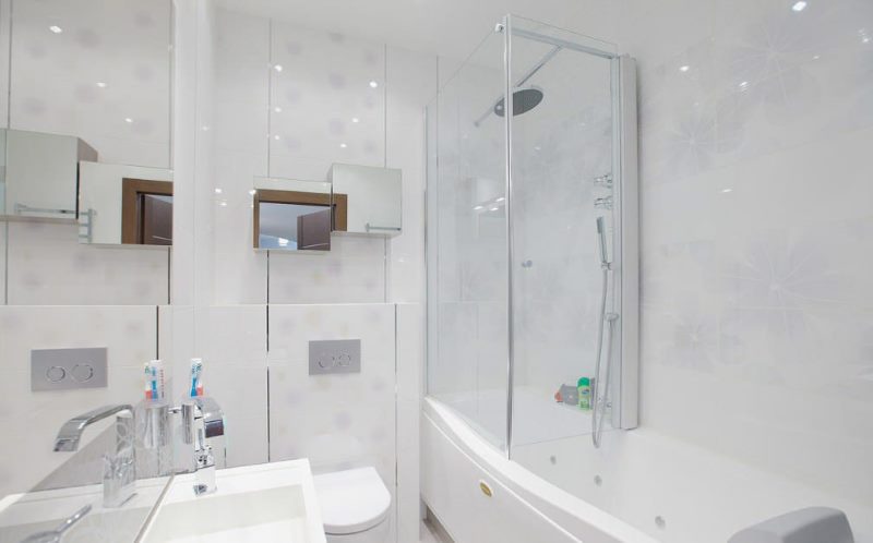 Salle de bain lumineuse dans un style moderne