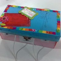 Jednostavni dekor kutije sa šarenim komadima papira