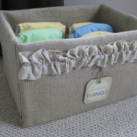 Rangement des articles pour bébé dans une boîte pratique