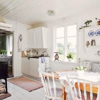 Cucina-sala da pranzo in una casa di campagna