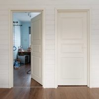 Bijela vrata u hodniku privatne kuće