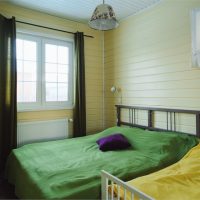 Zelena prekrivač u spavaćoj sobi privatne kuće