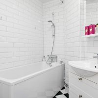 Bijela pločica na zidu kupaonice