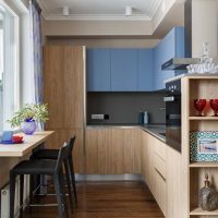 Dining table instead of window sill in a small kitchen