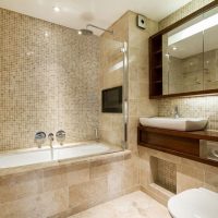 Design del bagno con un grande specchio