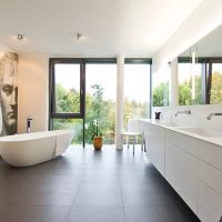 Intérieur de la salle de bain avec de grandes fenêtres.