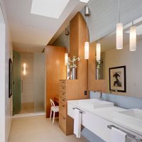 salle de bain avec coiffeuse