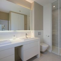 Design del bagno con due lavandini