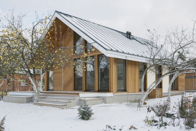 Casa a telaio in stile scandinavo con finestre panoramiche