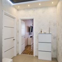 Soffitto nero all'interno del corridoio