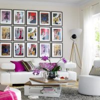 Zbirka slika preko bijele sofe