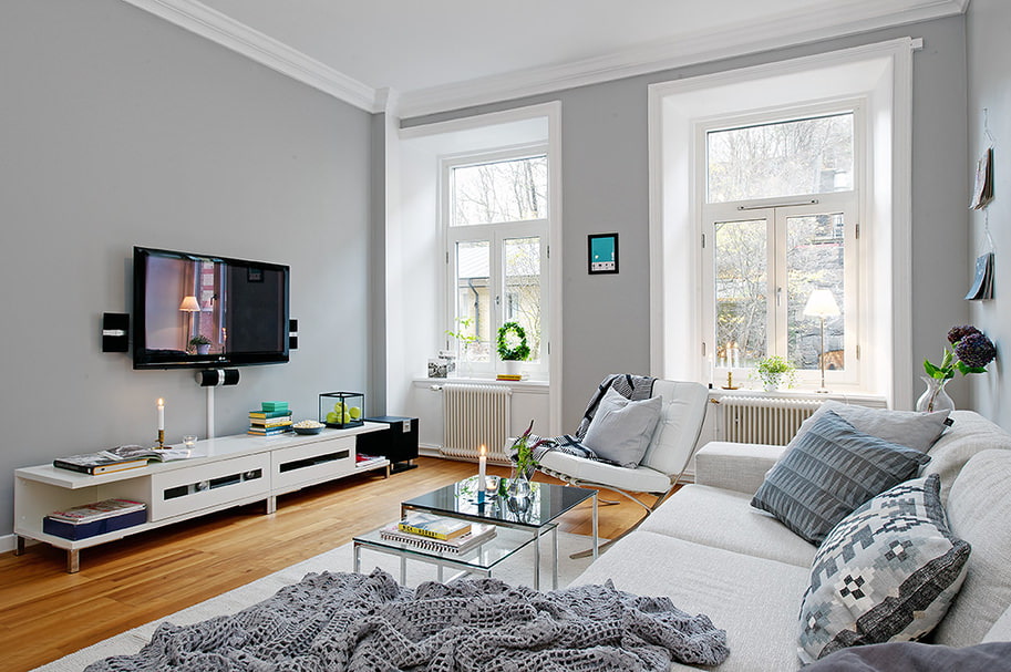 Black tv panel on the light gray wall of the living room