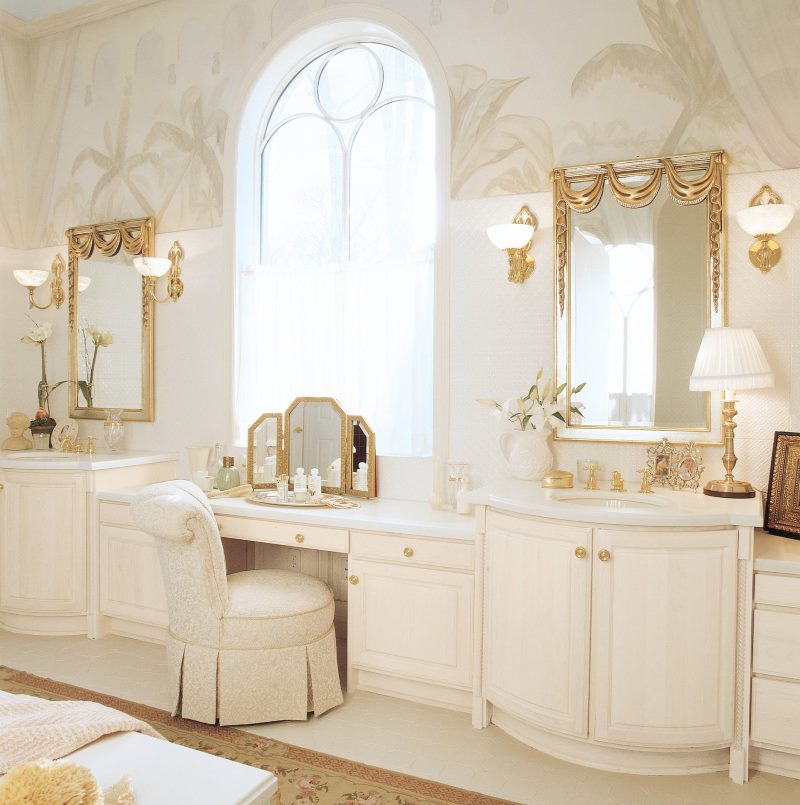 Deux miroirs sur le mur d'une salle de bain classique