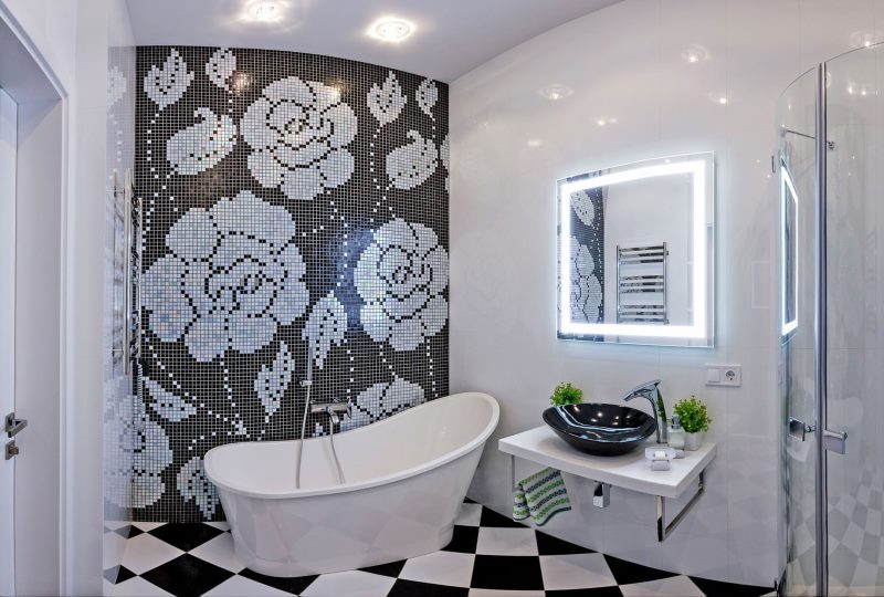 Bagno moderno con mosaico sul muro