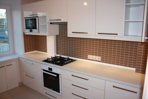 cucina con postforming controsoffitto