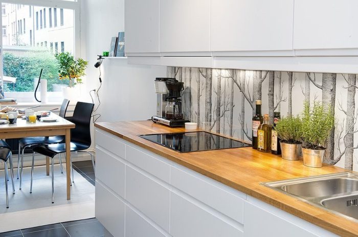 Reka bentuk dapur dengan countertop oak.