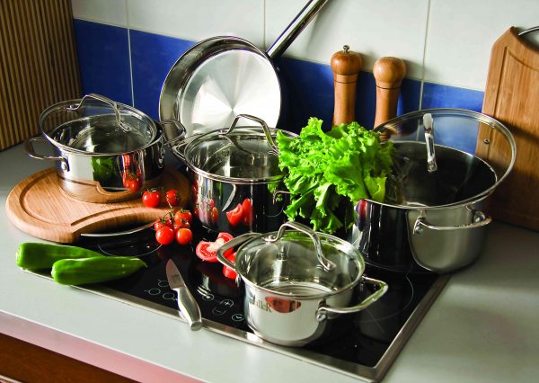 Najoptimalnije je za kuhanje na keramičkoj ploči koristiti kuhinjski pribor od nehrđajućeg čelika ili emajliranog posuđa.