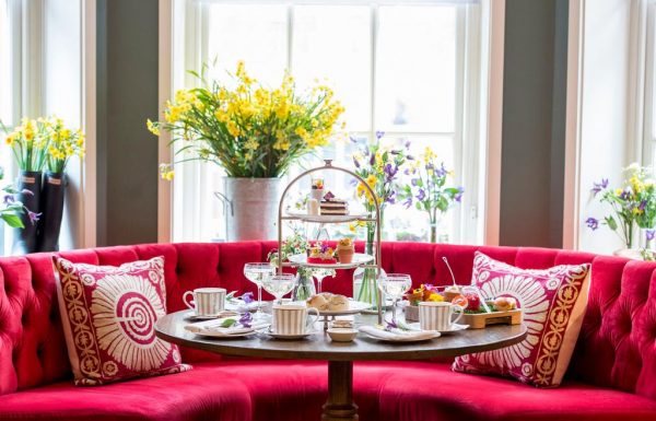 On the kitchen windowsills, flowerpots with flowers are most often placed, so it is important to consider the side on which the windows go out, the lighting depends on this.