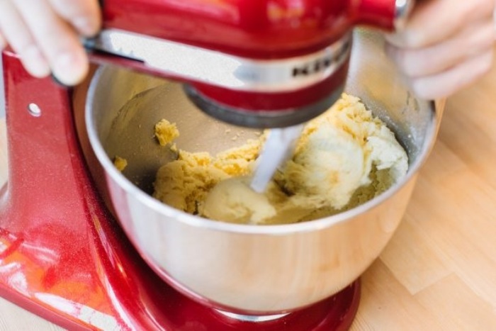 The mixer mixes the dough.