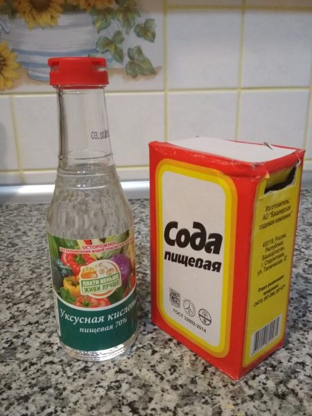 Avant de recourir à des produits chimiques coûteux pour le nettoyage, vous pouvez essayer des méthodes alternatives, telles que le soda et le vinaigre.