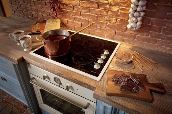 To ensure that the stove is always clean, you must close the lid of the dishes that are on it