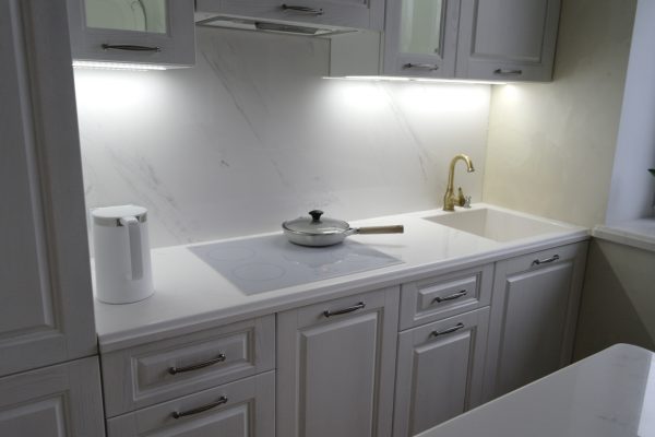 Svijetla radna ploča s ugrađenim sudoperom