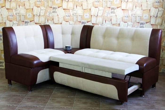 Sudut sofa dengan tempat tidur.