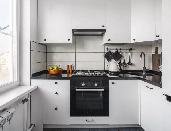 le facciate occupano un posto significativo in cucina, i progettisti raccomandano che vengano eseguite con concisione nel design, nella forma e nel colore.