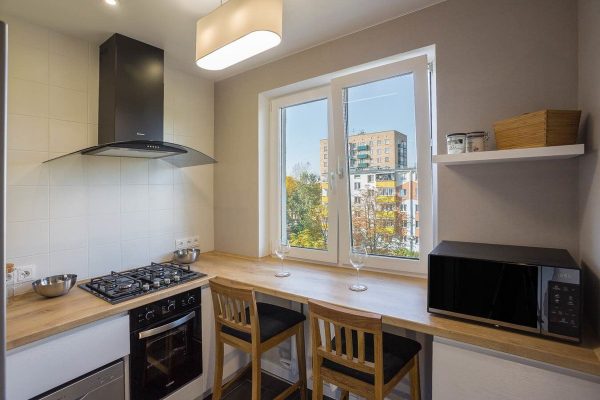 Window sill is a good example of the functional use of each corner. It can become a separate countertop, or its continuation.