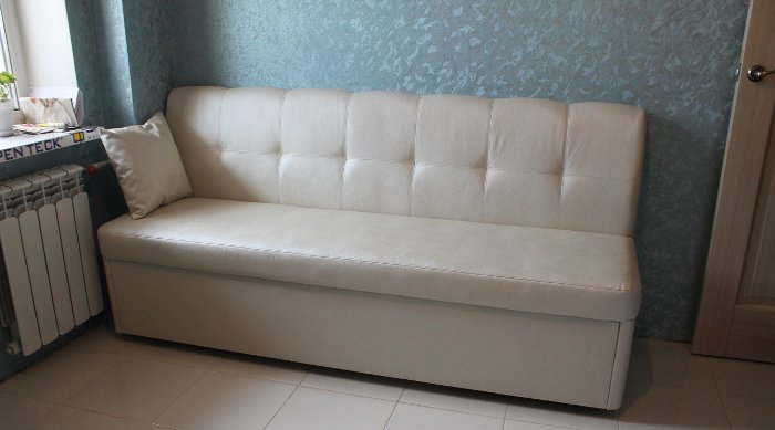 Sofa lipat kulit.