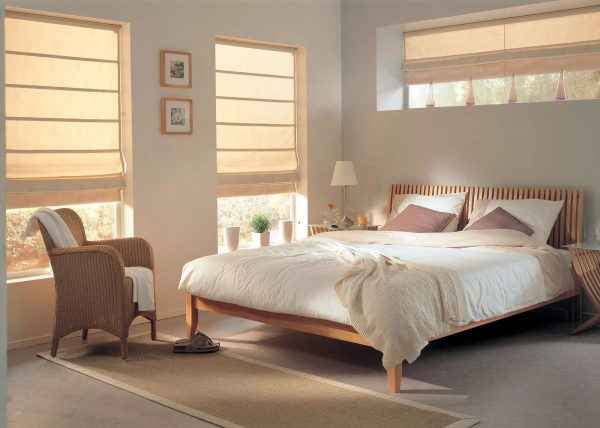 Roman curtains are a strip of fabric stretched over a special window construction. They look stylish and modern.